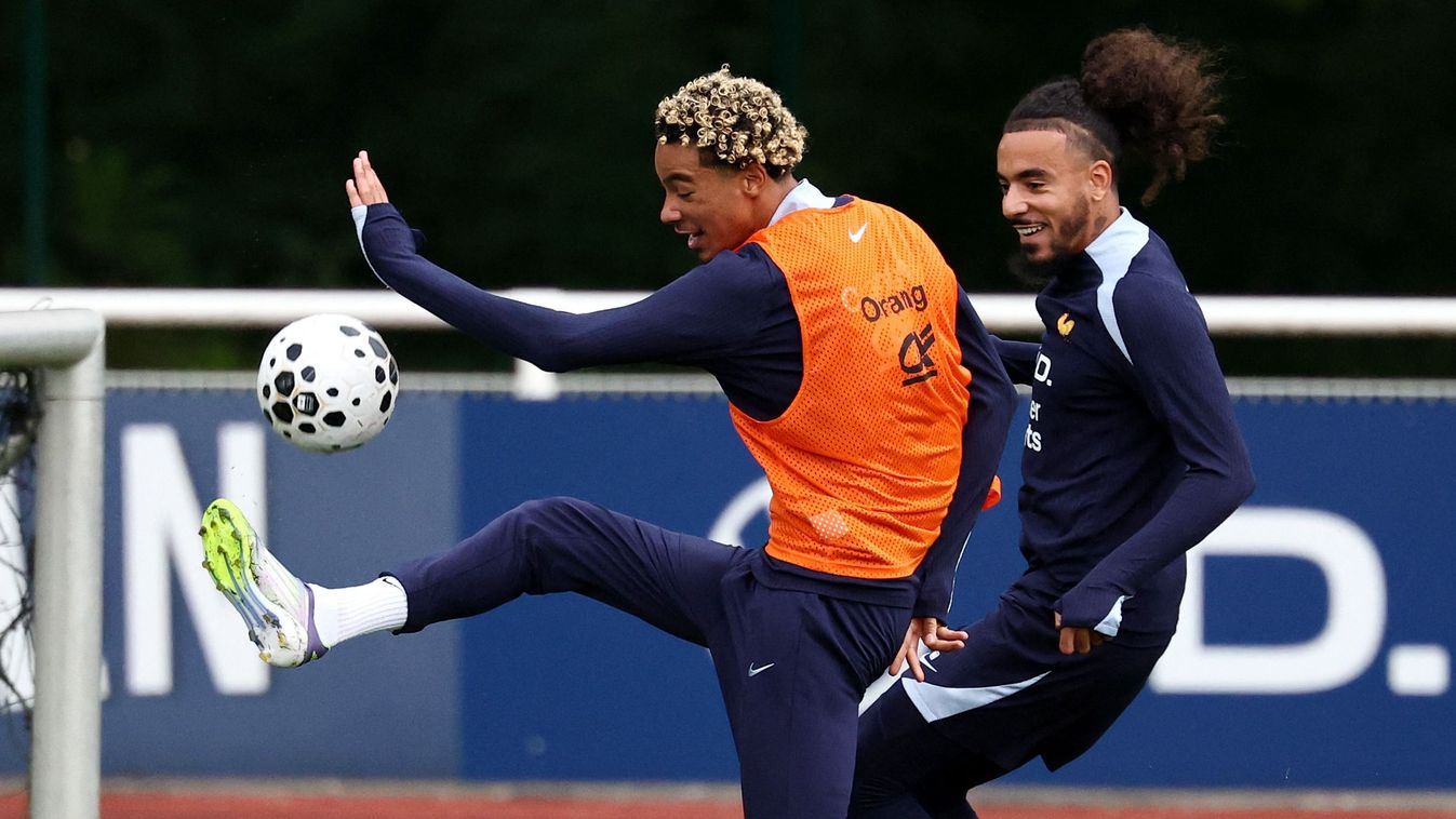 France's forward Hugo Ekitike (L) and Fance's defender Malo Gusto (R) attend a training session at the team's training grounds in Clairefontaine-en-Yvelines, southwest of Paris, on September 7, 2025, two days ahead of their FIFA World Cup 2026 Group D Eur
