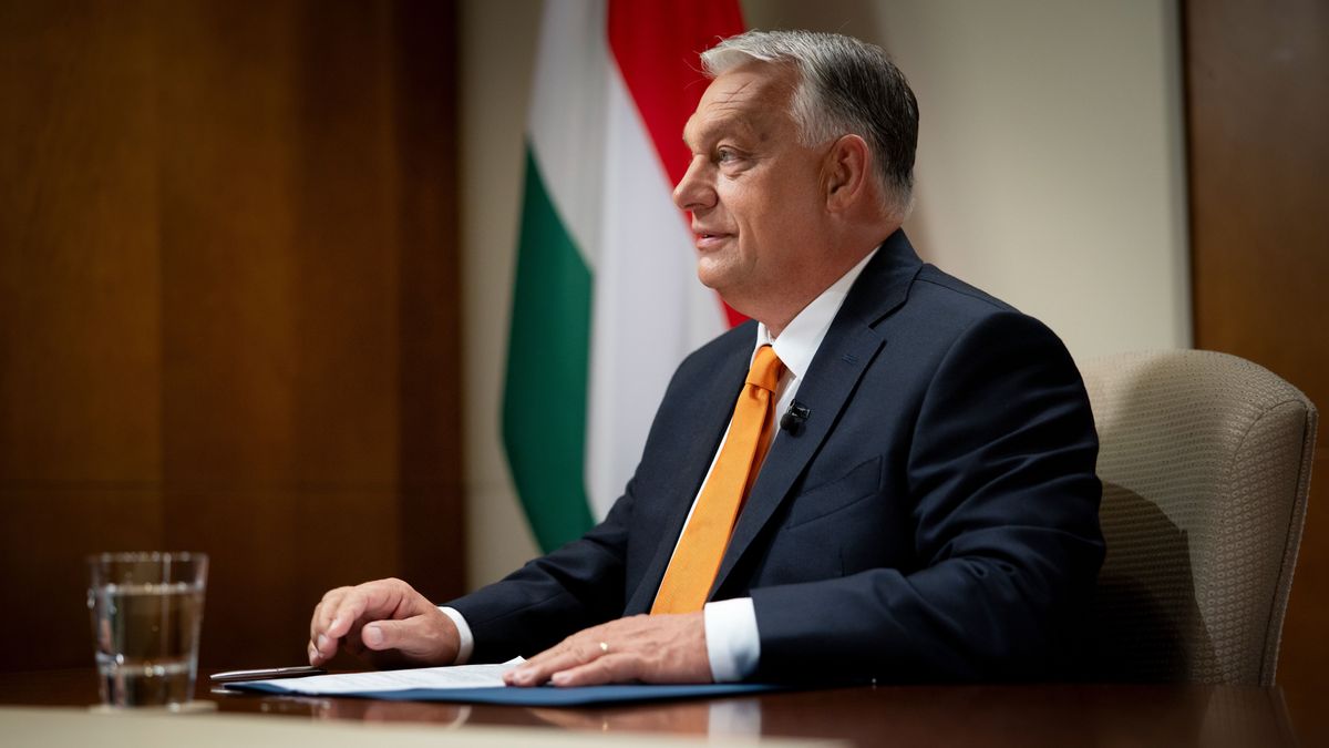Abu-Dzabi, 2025. szeptember 12.
A Miniszterelnöki Kommunikációs Főosztály által közreadott képen Orbán Viktor miniszterelnök interjút ad a Kossuth Rádió Jó reggelt, Magyarország! című műsorában a közmédia kihelyezett stúdiójában Abu-Dzabiban 2025. szeptember 12-én.
MTI/Miniszterelnöki Kommunikációs Főosztály/Fischer Zoltán