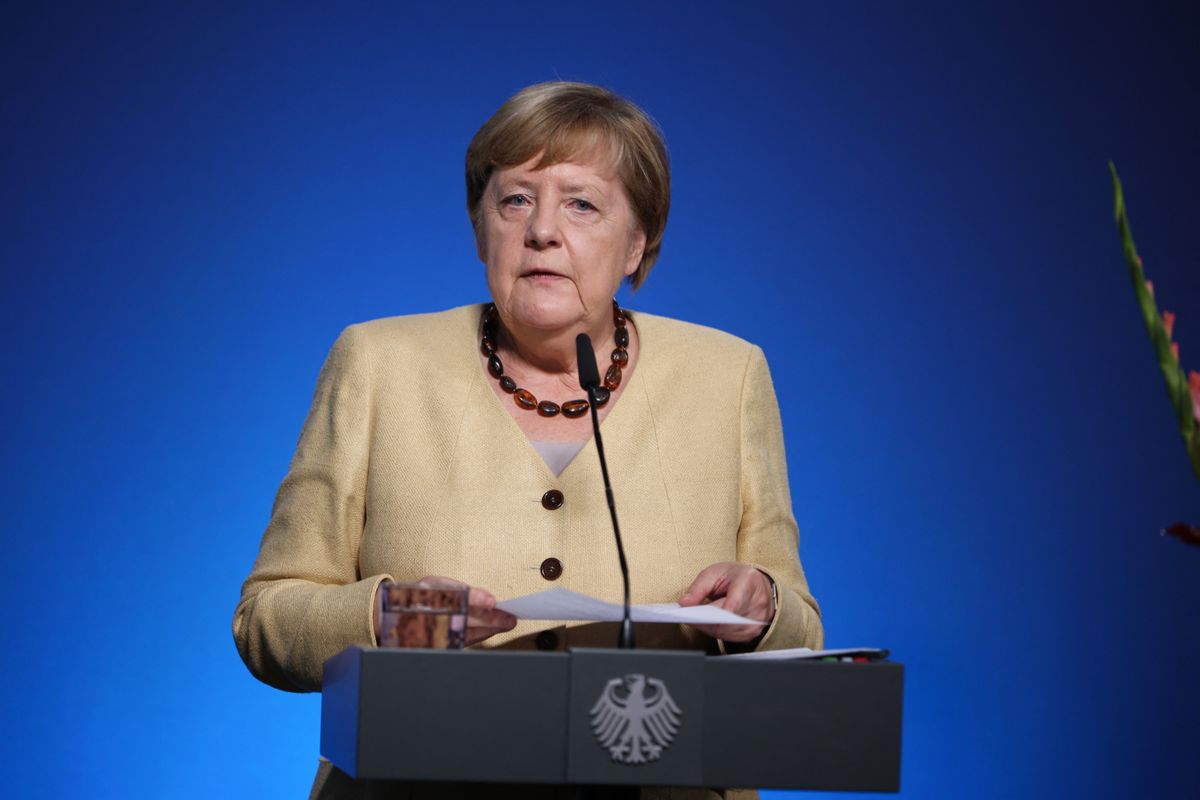 Angela Merkel továbbra is védi migrációs politikáját 