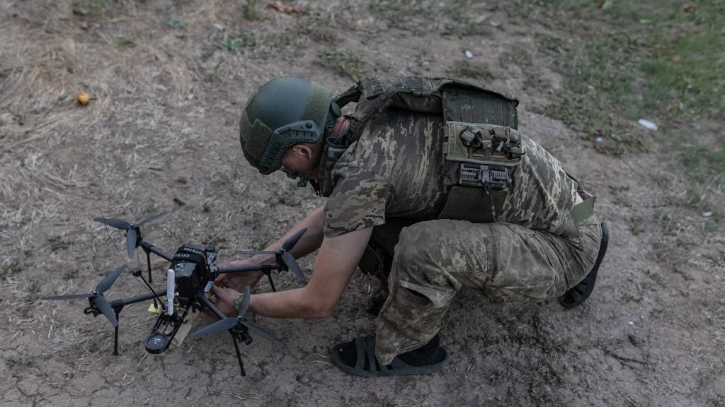 Ukrán katona készít elő egy támadódrónt indulásra