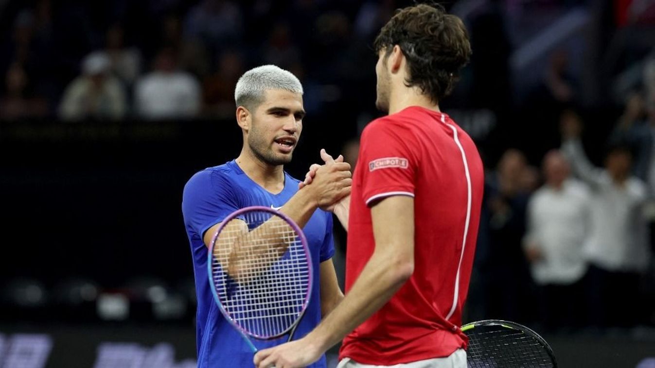 Alcaraz pályafutása során először az idei Laver-kupa második napján kapott ki a bombaformában teniszező Fritztől, SAN FRANCISCO, CALIFORNIA - SEPTEMBER 20: Taylor Fritz of Team World (R) greets Carlos Alcaraz of Team Europe following their match during da
