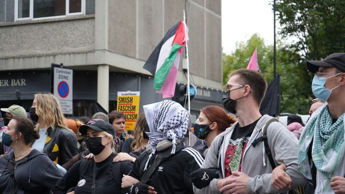 Fordulat a brit bevándorlási politikában: ki kell érdemelni a letelepedési jogot