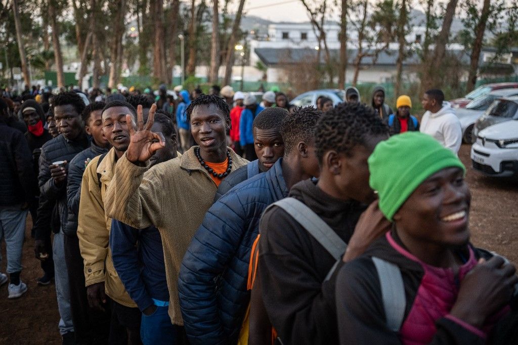 Több száz migráns sorban áll, hogy meleg ételt kapjon a Las Raices migránstáborban, amely Tenerife szigetén, a Kanári-szigeteken a legtöbb migránst fogadja be.