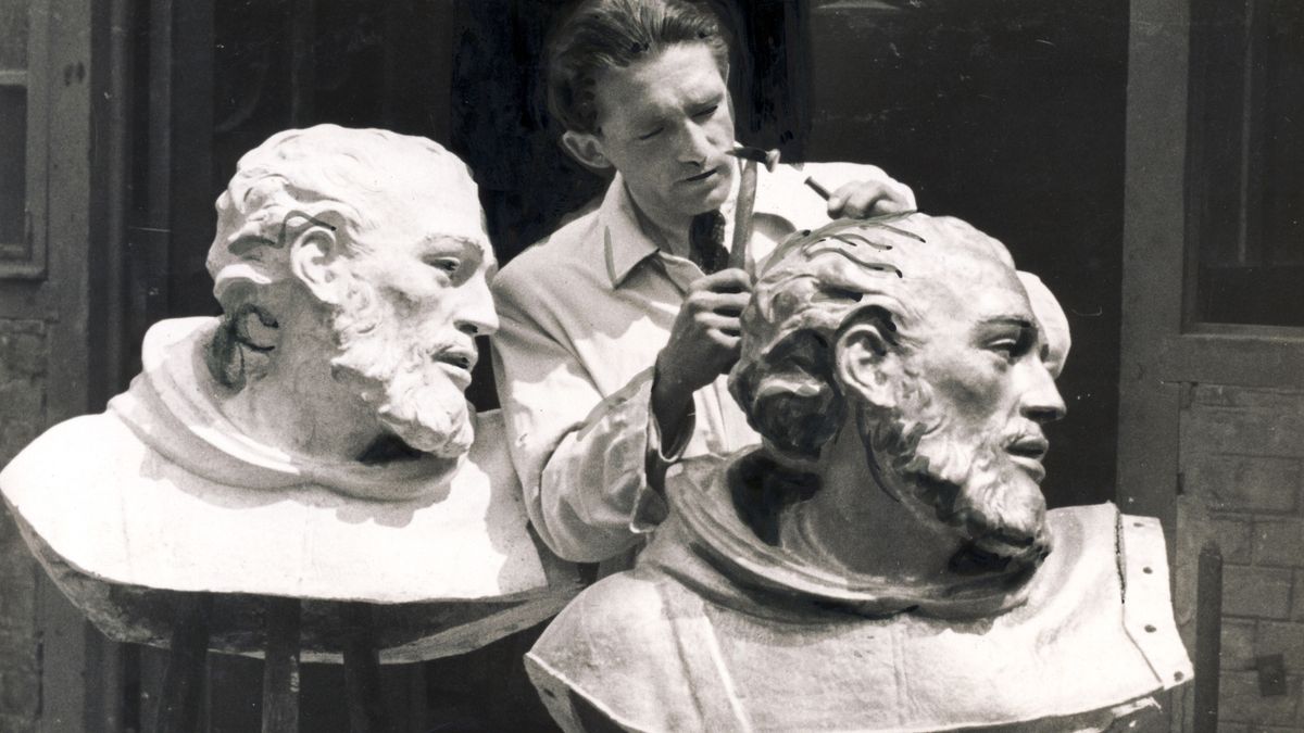 Százados úti Művésztelep. Antal Károly szobrászművész a Halászbástyánál később felállított Julianus és Gellért barát szobrának Julianus alakján dolgozik.