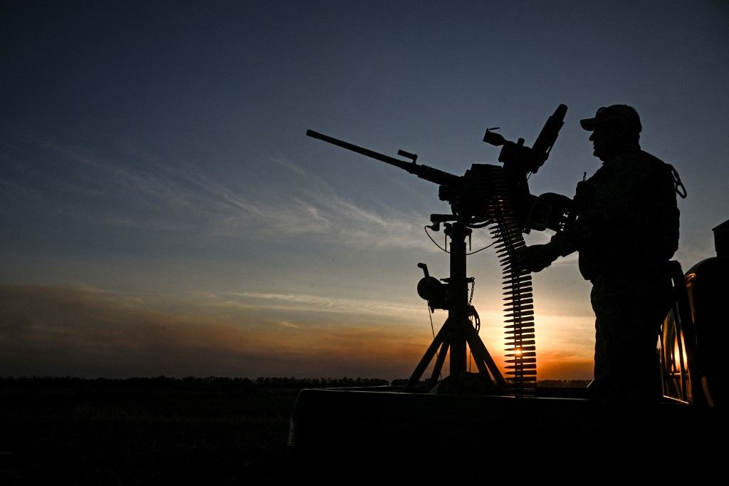 A fighter of the mobile fire team of the 3rd Separate Assault Brigade of the Ukrainian Ground Forces aims a machine gun during a combat mission in the Kharkiv sector, Ukraine, on September 15, 2025 (Photo by Dmytro Smolienko/Ukrinform/NurPhoto). NO USE RUSSIA. NO USE BELARUS. (Photo by Ukrinform/NurPhoto) (Photo by Dmytro Smolienko / NurPhoto via AFP)