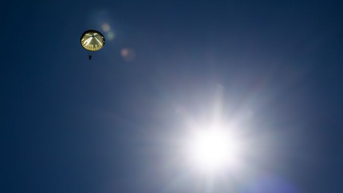 katonai hadgyakorlat

Hajmáskér, 2025. szeptember 12.

A Magyar Honvédség Különleges Műveleti Parancsnokságának katonái ejtőernyős ugrást hajtanak végre egy KC-390 katonai szállító repülőgépből az Adaptive Hussars 2025 gyakorlat keretében, Hajmáskér közel
