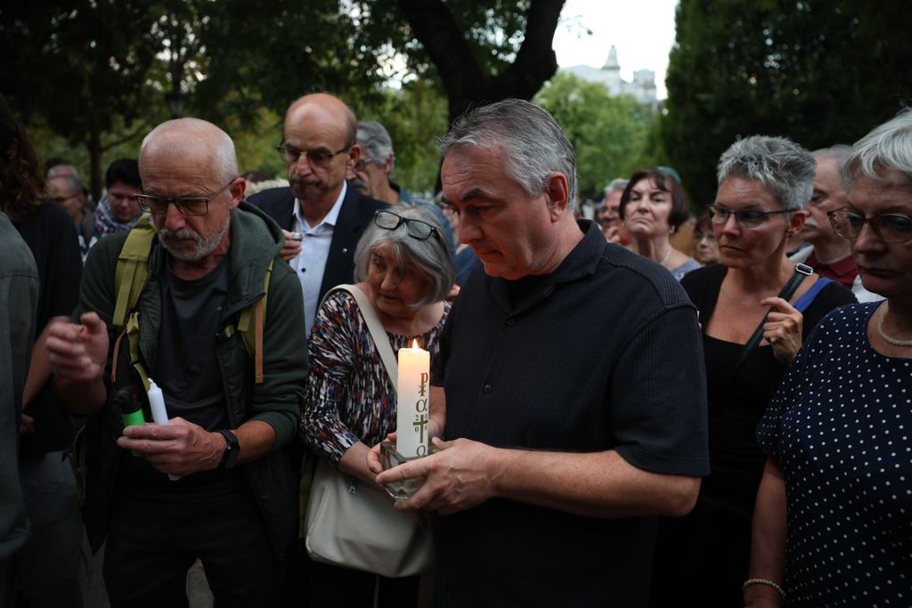 Bayer Zsolt csendes, méltóságteljes gyertyagyújtásra hív minden jóérzésű embert szeptember 18-án, csütörtökön este hat órára a budapesti Szabadság térre, az Egyesült Államok nagykövetsége elé. 
Charlie Kirk megemlékezés