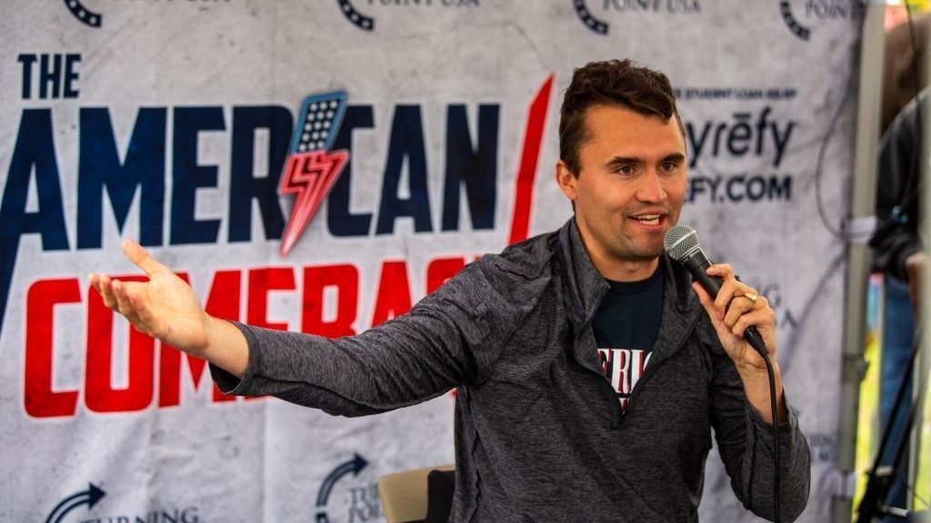 Charlie Kirk, a jobboldali politikai aktivista, kórházba szállítását követően életét vesztette, miután rálőttek