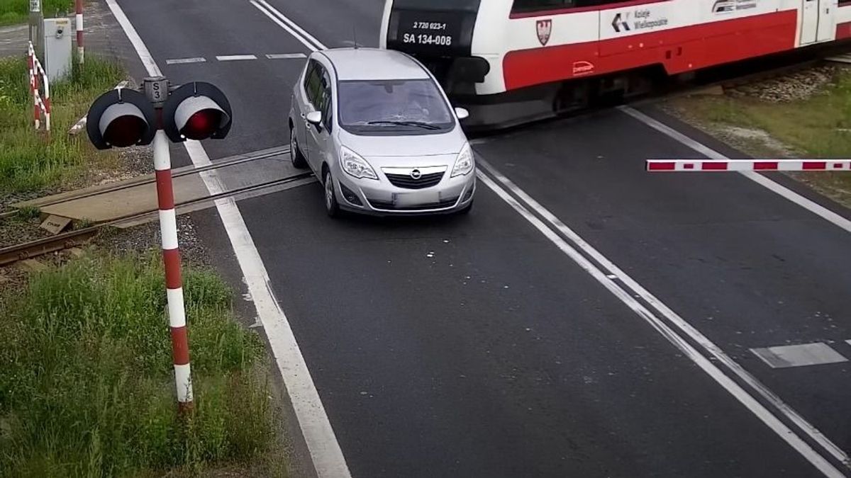 Élete hibáját követte el az idős sofőr a vasúti átjáróban + videó