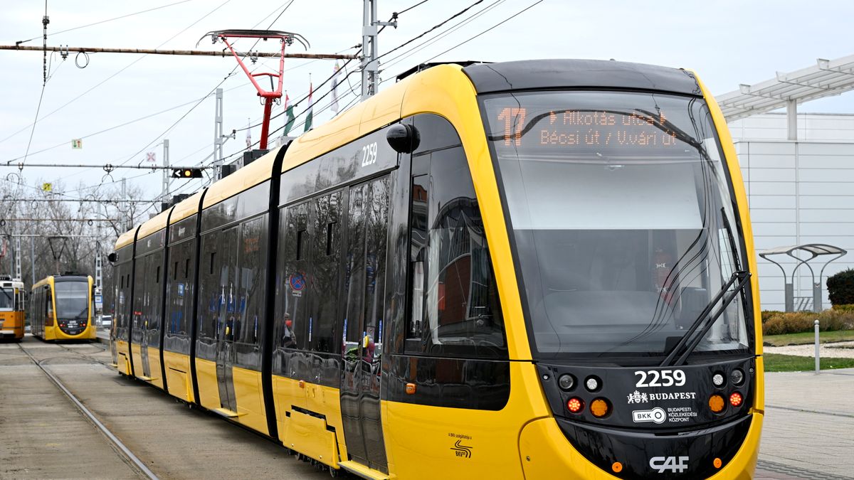 Menet közben használta a mobilját egy villamosvezető