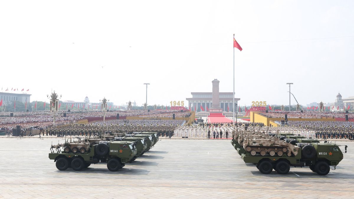 Látványos katonai erődemonstráció Pekingben a katonai parádén  (Fotó: AFP)