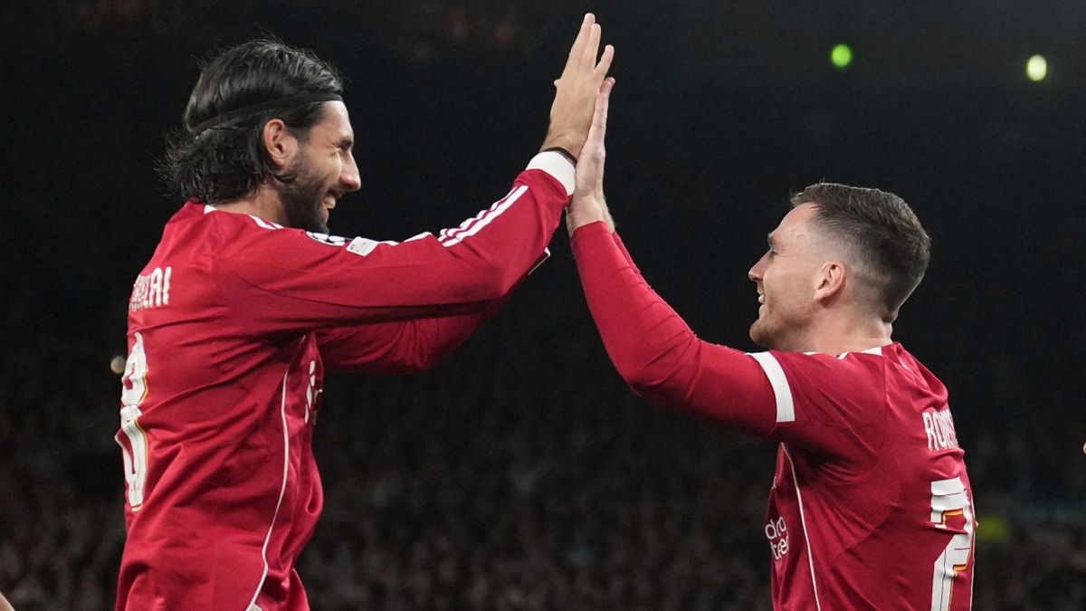 Szoboszlai Dominik a Liverpool–Everton derbin is Andy Robertsonnal együtt lehet a pályán, ha Arne Slot nem számít Kerkez Milosra, Szoboszlai DominikLiverpool, 2025. szeptember 17.Andrew Robertson, a Liverpool játékosa (j) csapattársával, Szoboszlai Dominikkal, miután megszerezte csapata első gólját a labdarúgó Bajnokok Ligája alapszakaszának első fordulójában játszott Liverpool-Atlético Madrid mérkőzésen a liverpooli Anfield Road-i Stadionban 2025. szeptember 17-én.MTI/AP/Jon Super