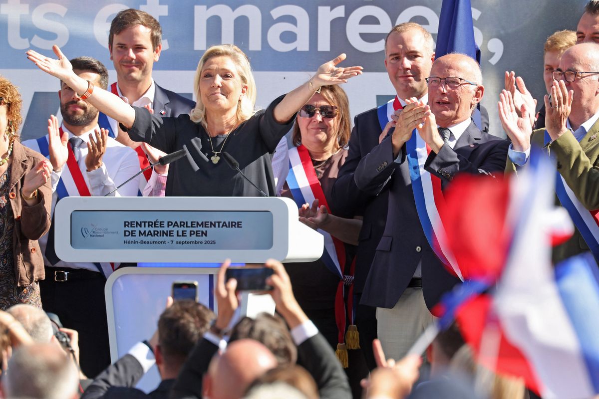 Le Pen szerint a kompromisszum politikája megbukott, és a párt a jövőben csak a franciák érdekeit képviselő kormányt támogatja.