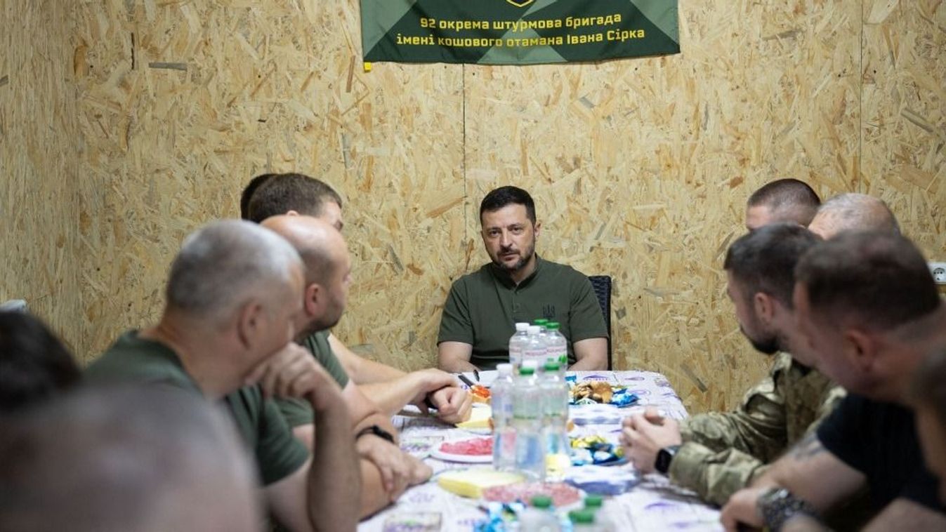 Zelenszkij és ukrán tisztek