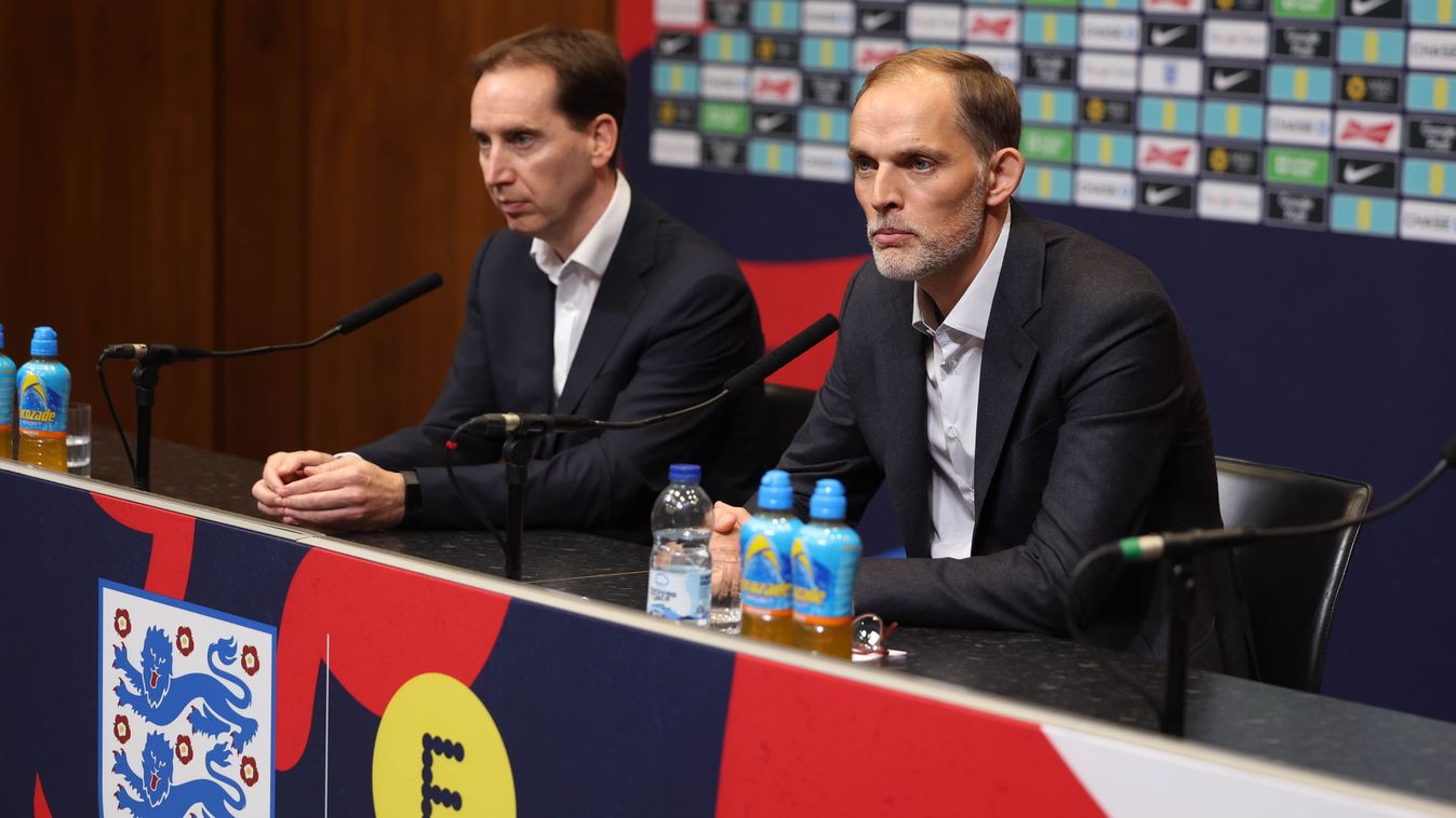 Thomas Tuchel
London, 2024. október 16.
Thomas Tuchel, az angol labdarúgó-válogatott új, német szövetségi kapitánya (j) és English FA CEO Mark Bullingham, az Angol Labdarúgó-szövetség vezérigazgatója a londoni Wembley Stadionban tartott sajtóértekezleten 