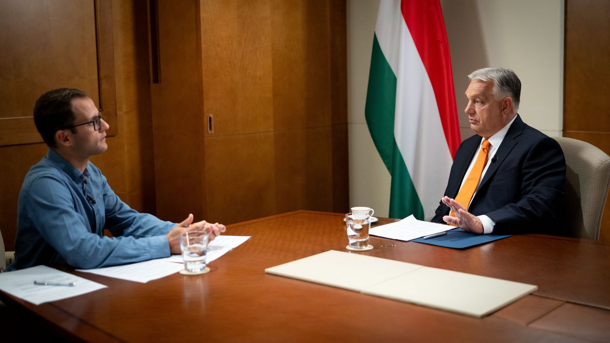Abu-Dzabi, 2025. szeptember 12.
A Miniszterelnöki Kommunikációs Főosztály által közreadott képen Orbán Viktor miniszterelnök (j) interjút ad Törőcsik Zsolt műsorvezetőnek a Kossuth Rádió Jó reggelt, Magyarország! című műsorában a közmédia kihelyezett stúdiójában Abu-Dzabiban 2025. szeptember 12-én.
MTI/Miniszterelnöki Kommunikációs Főosztály/Fischer Zoltán