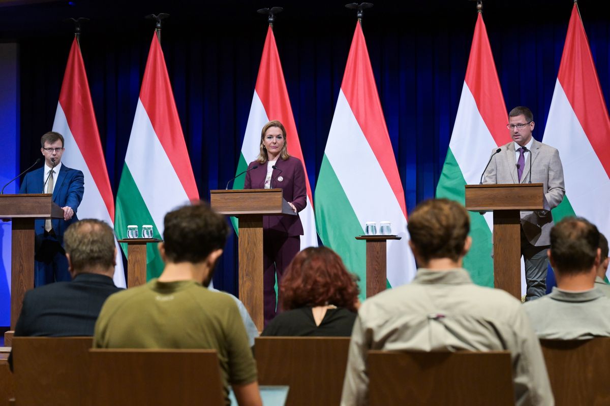 Budapest, 2025. szeptember 11.
Bóka János európai uniós ügyekért felelős miniszter, Vitályos Eszter kormányszóvivő és Gulyás Gergely, a Miniszterelnökséget vezető miniszter (b-j) a Kormányinfó sajtótájékoztatón a Karmelita kolostorban 2025. szeptember 11-én.
MTI/Bruzák Noémi