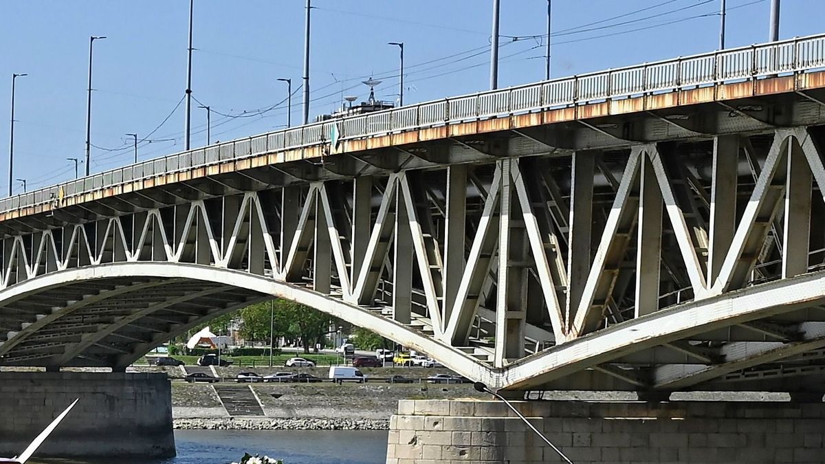 Felzabálja a rozsda a főváros hídjait