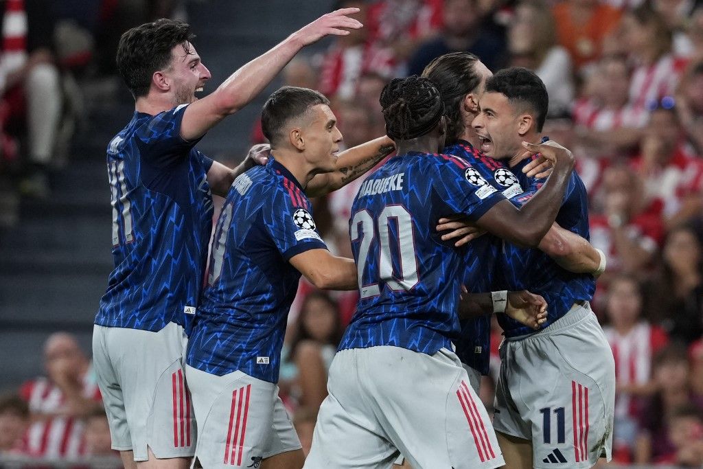 Arsenal's Brazilian forward #11 Gabriel Martinelli (R) celebrates with teammates scoring his team's first goal during the UEFA Champions League first round day 1 football match between Athletic Club Bilbao and Arsenal at the San Mames stadium in Bilbao on September 16, 2025. (Photo by Cesar MANSO / AFP)