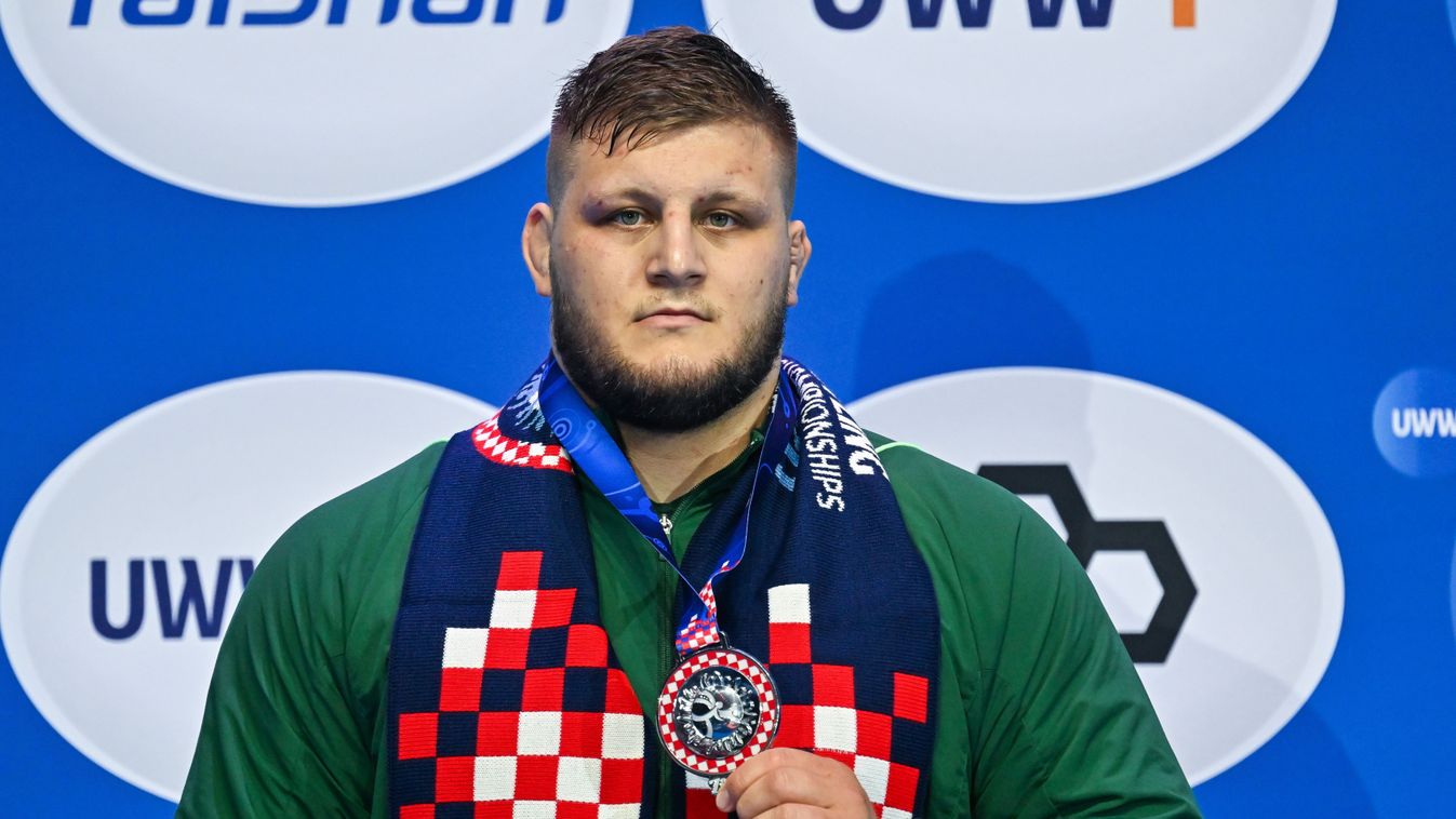 Az ezüstérmes Vitek Dáriusz a horvátországi birkózó világbajnokság férfi kötöttfogású -130 kg-os súlycsoportjának eredményhirdetésen a Zágráb Arénában 2025. szeptember 19-én.
MTI/Illyés Tibor