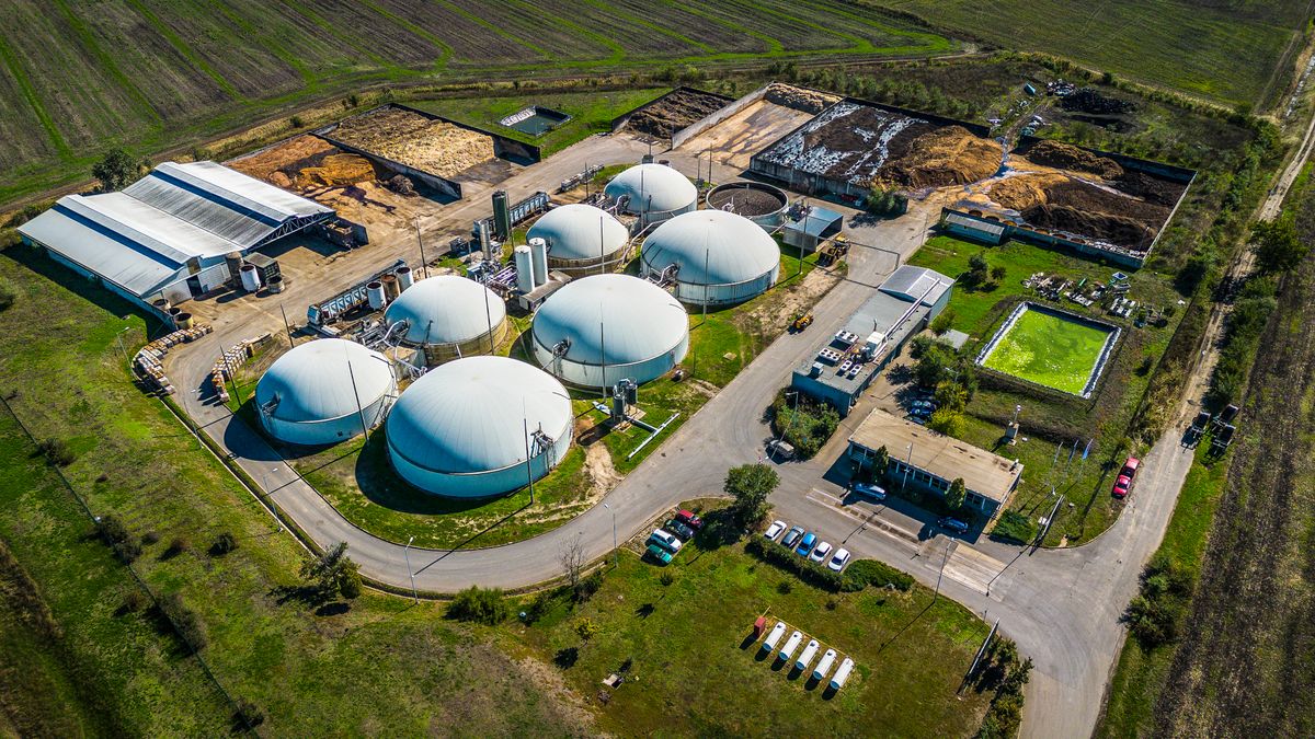 elektromos áram, 20241001 Szarvas Biogázüzem MOL SzarvasSzarvasi Biogázüzem MOL Erőmű A hulladékfeldolgozó létesítmény szerves hulladékot használ villamos energia és hő előállítására, kapcsolt energiatermeléssel, körülbelül 4 megawatt elektromos csúcskapacitással. Fotó: Németh András Péter NAP Szabad Föld SZF A képen: üzem külső