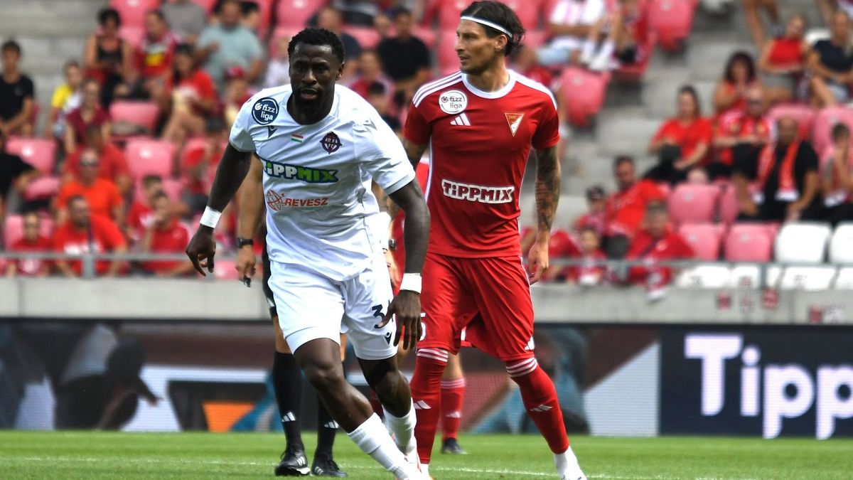 Aboubakar Keita (fehérben) a Debrecen ellen is pályára lépett a Nyíregyháza Spartacus FC színeiben.