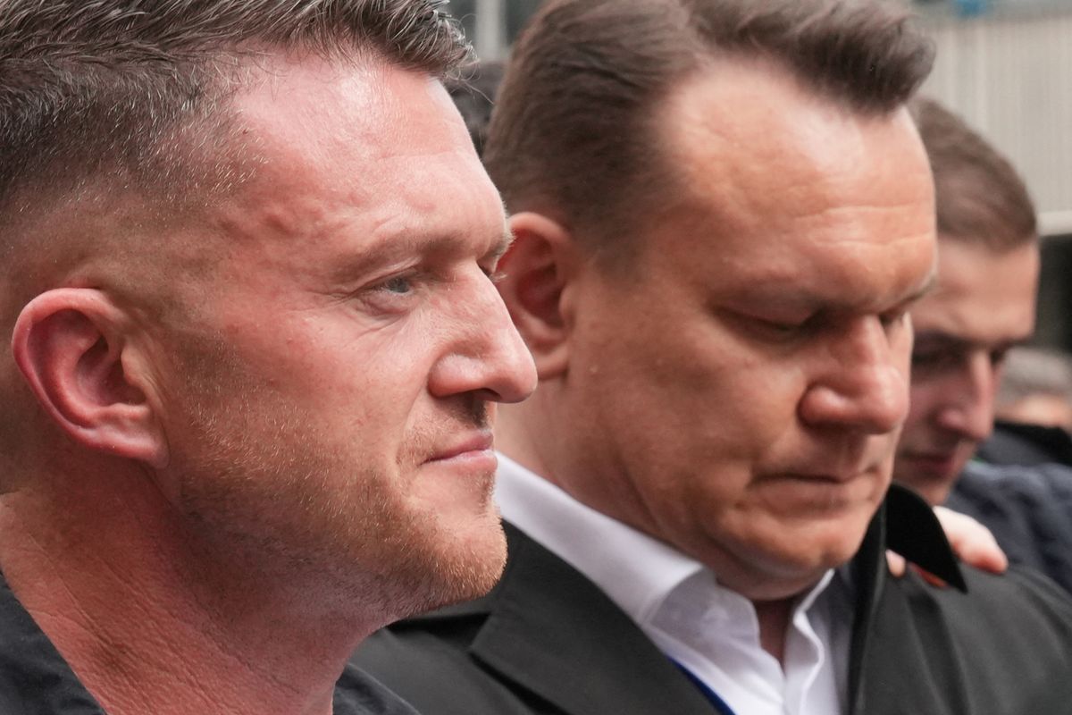 A tüntetés főszervezője, Tommy Robinson. A százezres tömegnek Elon Musk is üzent