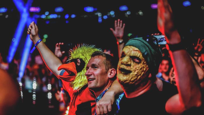 A darts fanatikus szurkolói szombaton is ellepték az MVM Dome-ot, miközben többek között Luke Littler lépett színpadra