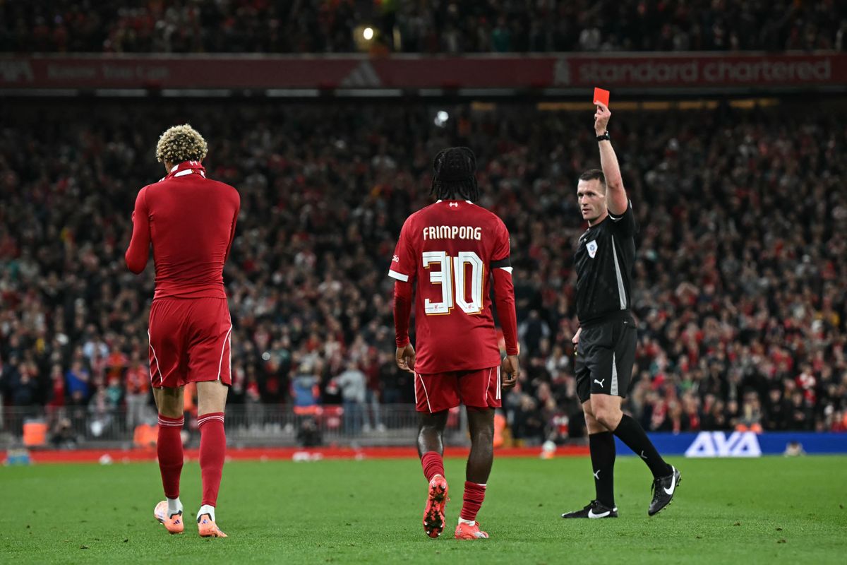 Hugo Ekitiké, a Liverpool futballistája a Southampton elleni ligakupameccsen kapott piros lap után a közösségi médiában kért elnézést