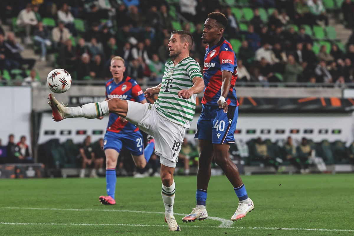 Varga Barnabás (labdával) az FTC keretének egyik legtöbbet foglalkoztatott játékosa