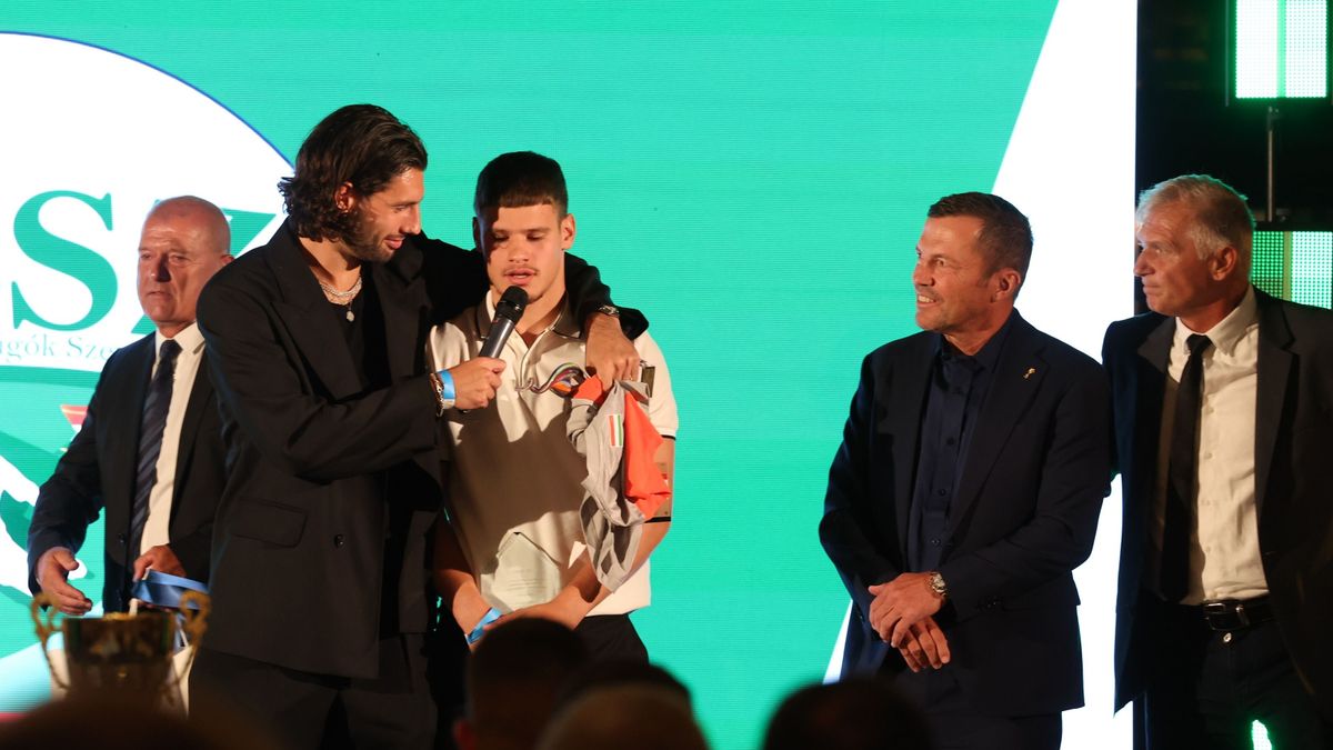 Szoboszlai Dominik és Kerkez Milos a gála két díszvendégétől Lothar Matthäustól és Détári Lajostól vette át a díjat 