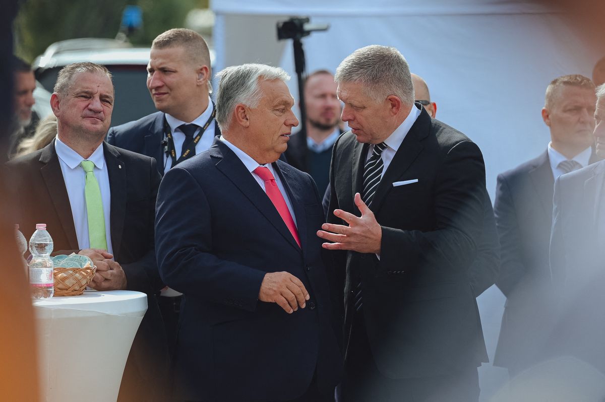 ESZTERGOM, HUNGARY - SEPTEMBER 28: Viktor Orban, Prime Minister of Hungary and Robert Fico (R), Prime Minister of Slovakia celebrate the 130th anniversary of the Maria Valeria Bridge in Esztergom, Hungary on September 28, 2025. Robert Nemeti / Anadolu (Photo by Robert Nemeti / Anadolu via AFP)