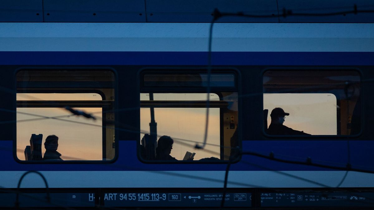 Budapest, 2024. január 14.
Utasok a Kőbánya-Kispest vasútállomáson várakozó vonaton.
MTVA/Bizományosi: Róka Dániel 
***************************
Kedves Felhasználó!
Ez a fotó nem a Duna Médiaszolgáltató Zrt./MTI által készített és kiadott fényképfelvétel, így harmadik személy által támasztott bárminemű – különösen szerzői jogi, szomszédos jogi és személyiségi jogi – igényért a fotó szerzője/jogutódja közvetlenül maga áll helyt, az MTVA felelőssége e körben kizárt.