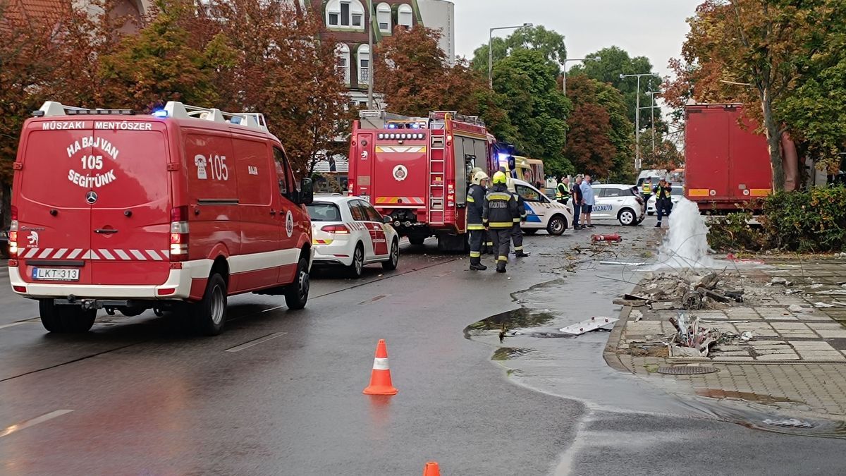 Szörnyű beleset: kamion hajtott parkoló autók közé Baján + videó