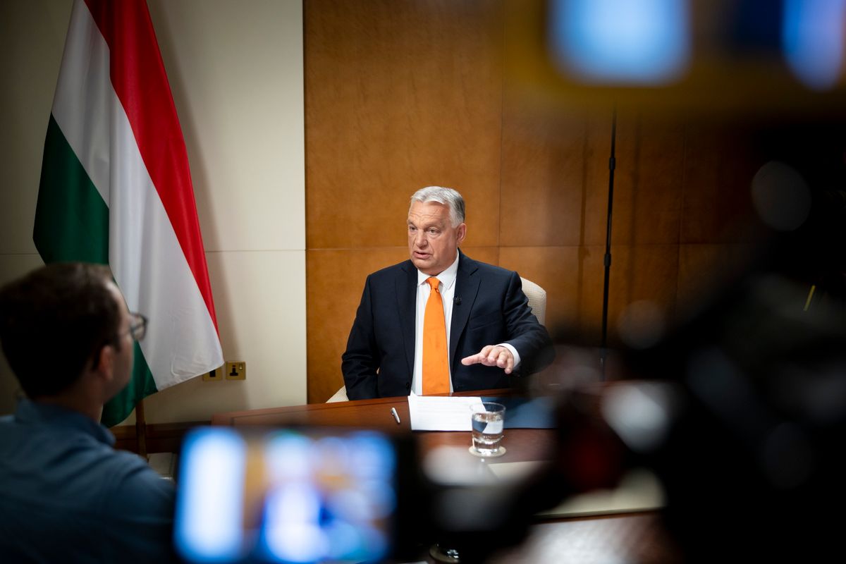 Abu-Dzabi, 2025. szeptember 12.
A Miniszterelnöki Kommunikációs Főosztály által közreadott képen Orbán Viktor miniszterelnök (j) interjút ad Törőcsik Zsolt műsorvezetőnek a Kossuth Rádió Jó reggelt, Magyarország! című műsorában a közmédia kihelyezett stúdiójában Abu-Dzabiban 2025. szeptember 12-én.
MTI/Miniszterelnöki Kommunikációs Főosztály/Fischer Zoltán