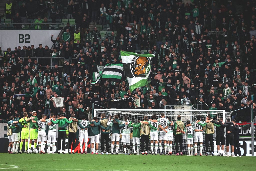Az FTC–Plzen meccs végén Robbie Keane együttese egyenlített, majd a játékosok a szurkolókkal ünnepelték az egy pontot