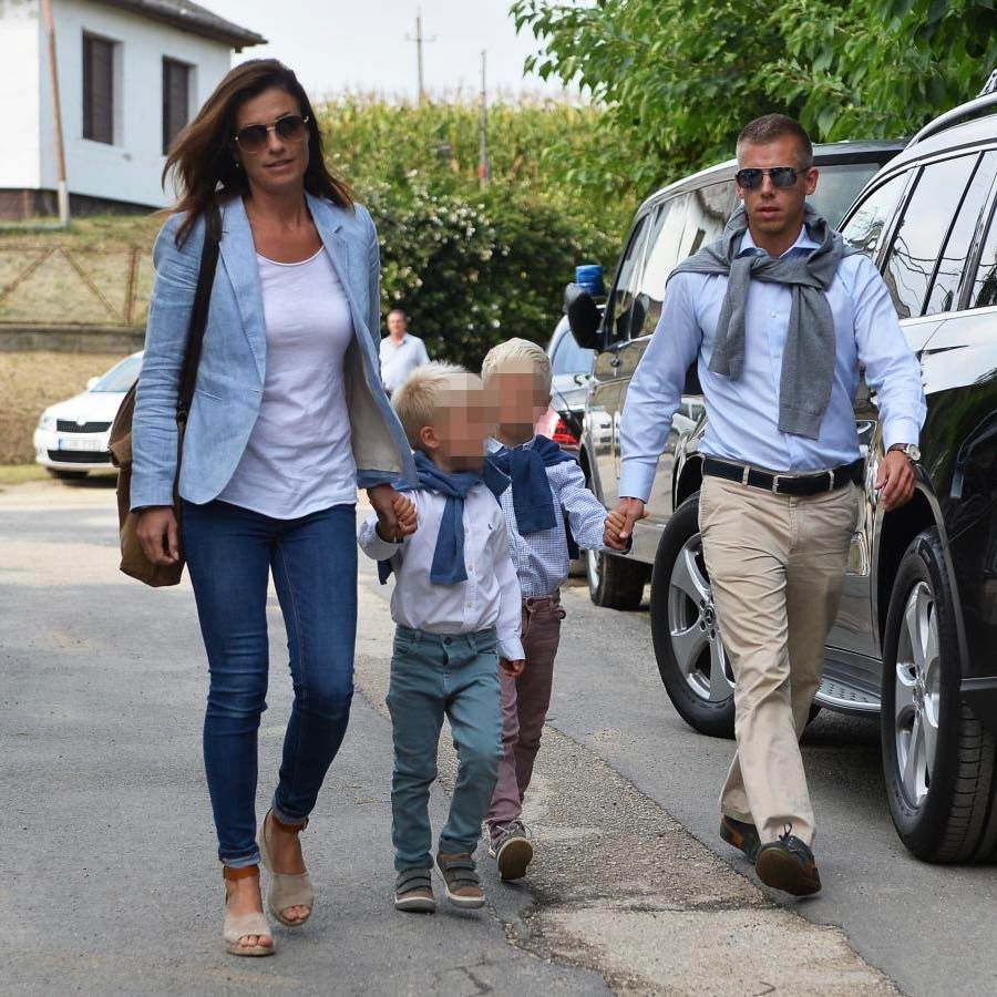 Magyar Pétert már nem viszi be Kötcsére magával Varga Judit, ezért a bejárat elé megy balhézni.