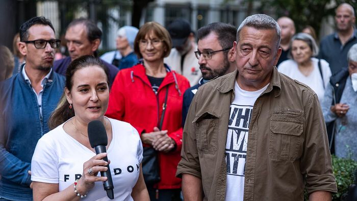 Bayer Zsolt csendes, méltóságteljes gyertyagyújtásra hív minden jóérzésű embert szeptember 18-án, csütörtökön este hat órára a budapesti Szabadság térre, az Egyesült Államok nagykövetsége elé. 
Charlie Kirk megemlékezés