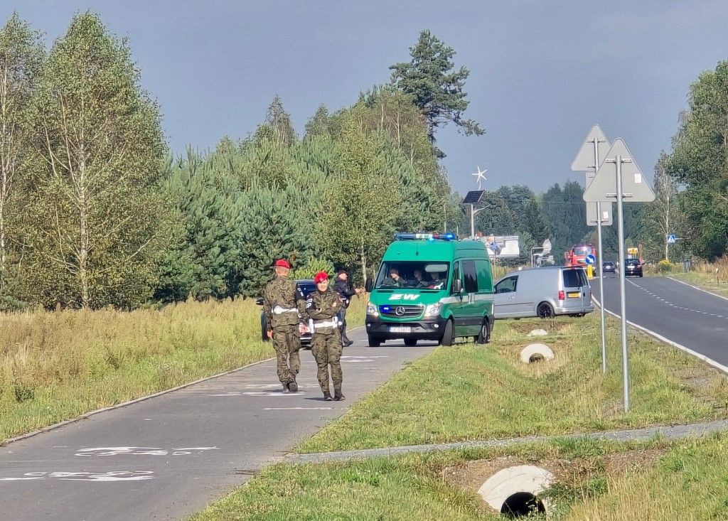 Tűzoltók biztosítják azt a területet, ahol feltehetően egy drón darabjai zuhantak le (Fotó: PIOTR PYRKOSZ / AFP/Slowo Podlasia)