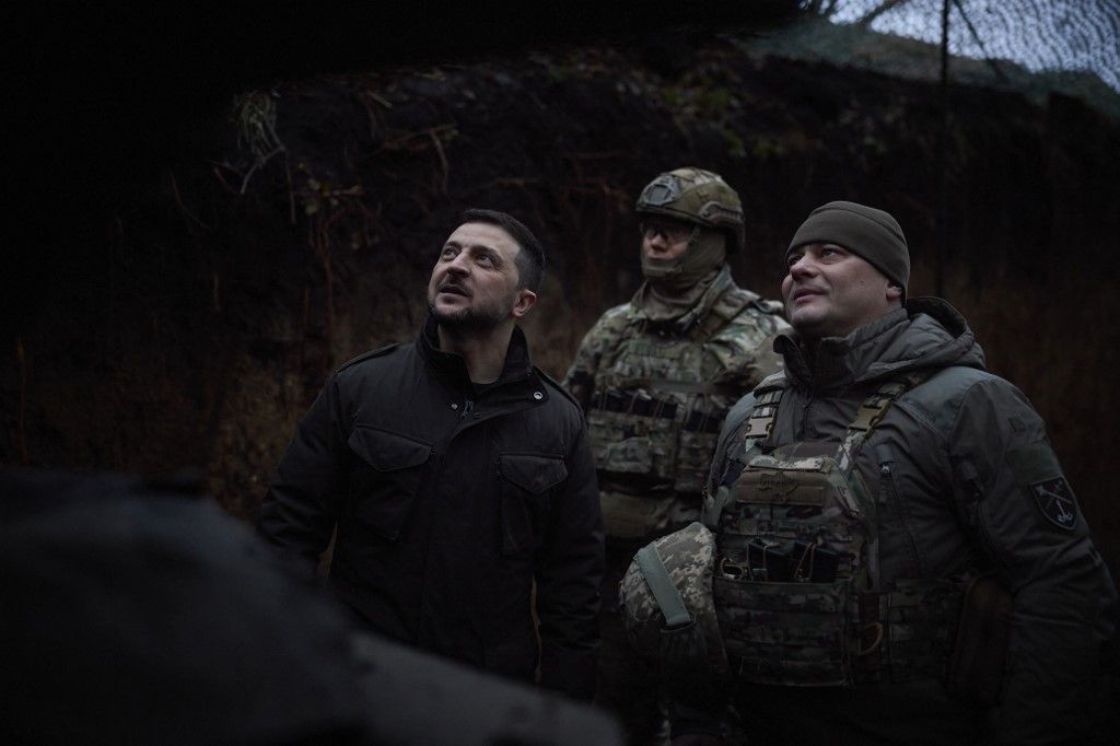 This handout photograph taken and released by Ukrainian Presidential Press Service on December 12, 2024, shows Ukrainian President Volodymyr Zelensky (L) visiting one of the divisions of the 27th Rocket Artillery Brigade named after Petro Kalnyshevskyi in the Zaporizhzhia region, amid the Russian invasion of Ukraine. (Photo by Handout / UKRAINIAN PRESIDENTIAL PRESS SERVICE / AFP) / RESTRICTED TO EDITORIAL USE - MANDATORY CREDIT "AFP PHOTO / Ukrainian Presidential Press Service " - NO MARKETING NO ADVERTISING CAMPAIGNS - DISTRIBUTED AS A SERVICE TO CLIENTS