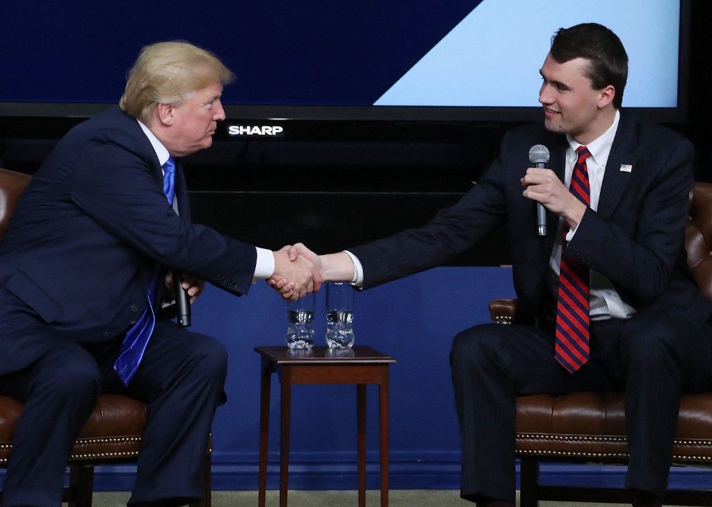 Donald Trump amerikai elnök kezet ráz Charlie Kirk konzervatív aktivistával a Generation Next Summit nevű fórumon a Fehér Házban 2018. március 22-én Washingtonban (Fotó: AFP)