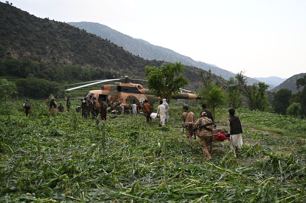 Helikopterrel mentik ki a túlélőket a nehezen megközelíthető területekről 
