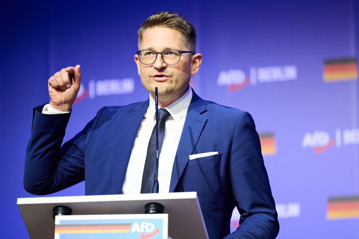 René Springer, az AfD politikusa szerint a családi pótlék külföldi kifizetéseit korlátozni kell, és a támogatást a megélhetési költségekhez igazítani.
