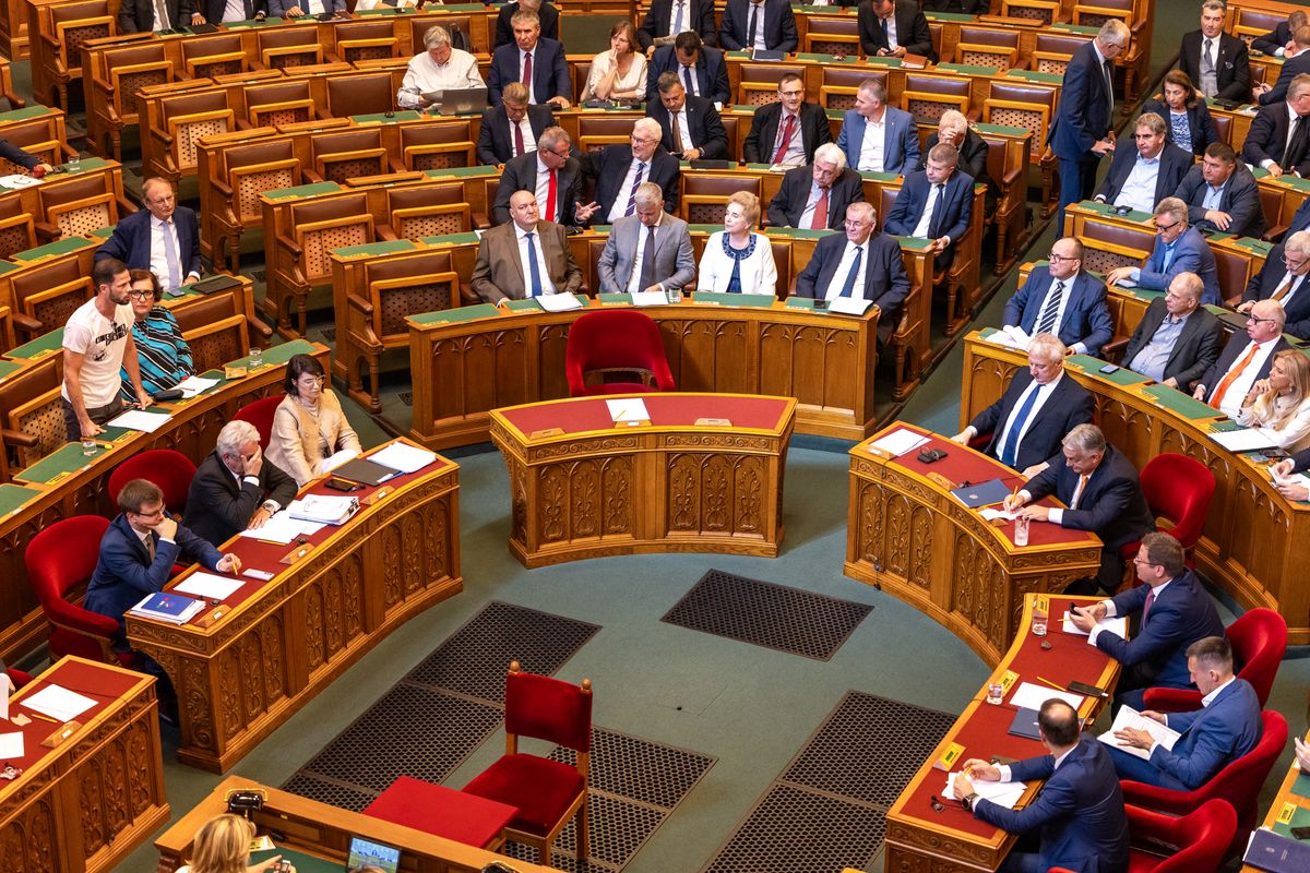 Országgyűlés plenáris 
Parlament
Tordai Bence