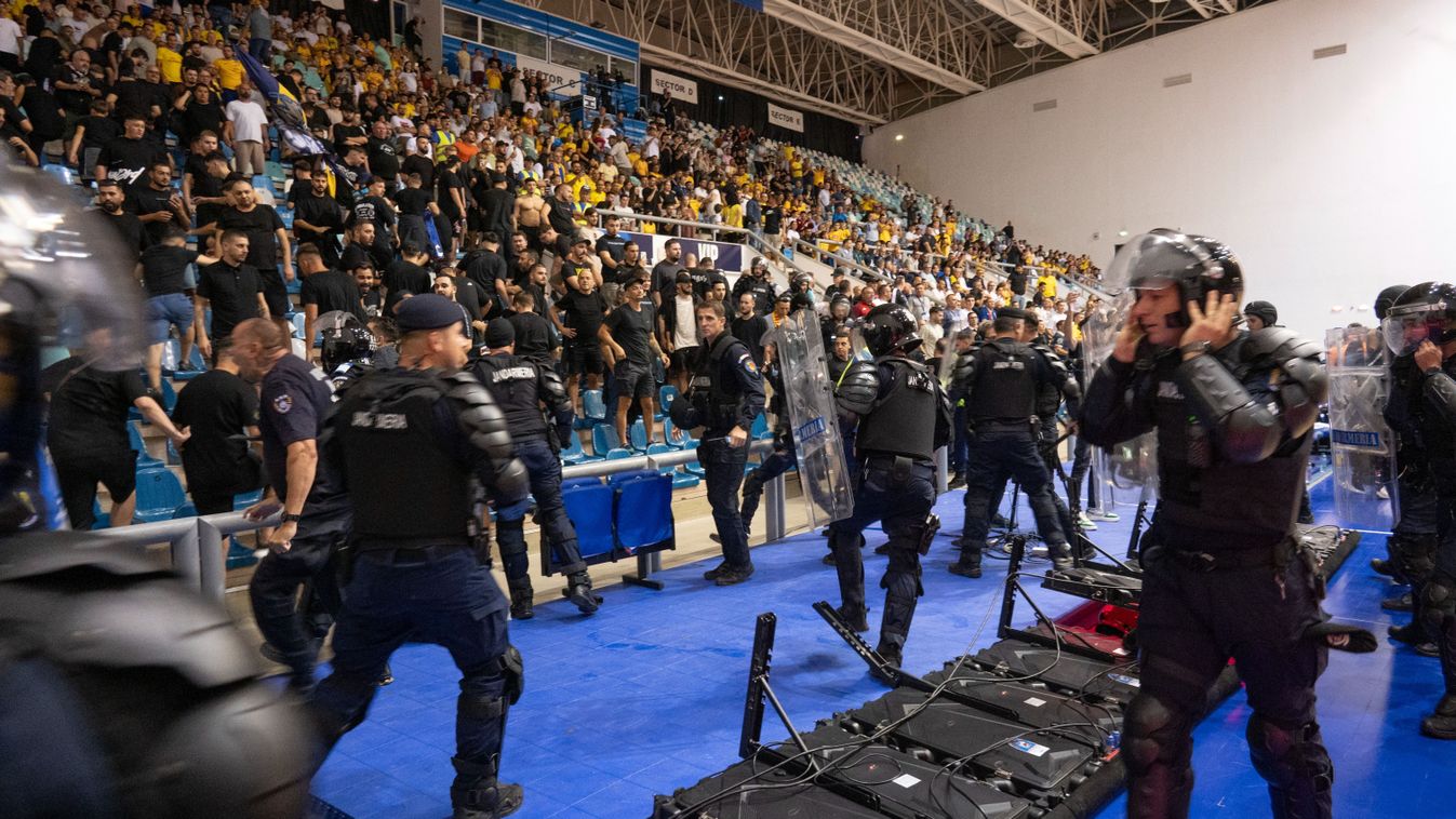 pótselejtező
Craiova, 2025. szeptember 24.
Rendőrök fékezik meg a román szurkolókat a férfi futsal Európa-bajnoki pótselejtezőben játszott Románia - Magyarország mérkőzésen a Sala Polivalenta din Craiova sportcsarnokban 2025. szeptember 24-én.
MTI/Szigetv
