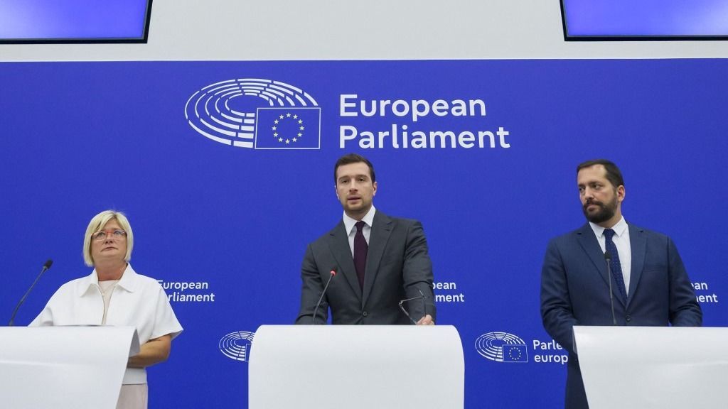 Gál Kinga, a Fidesz-KDNP európai parlamenti delegációjának elnöke, a Patrióták Európáért frakció első alelnöke és Jordan Bardella, a francia Nemzeti Tömörülés és a Patrióták Európáért európai parlamenti (EP-) frakció elnöke