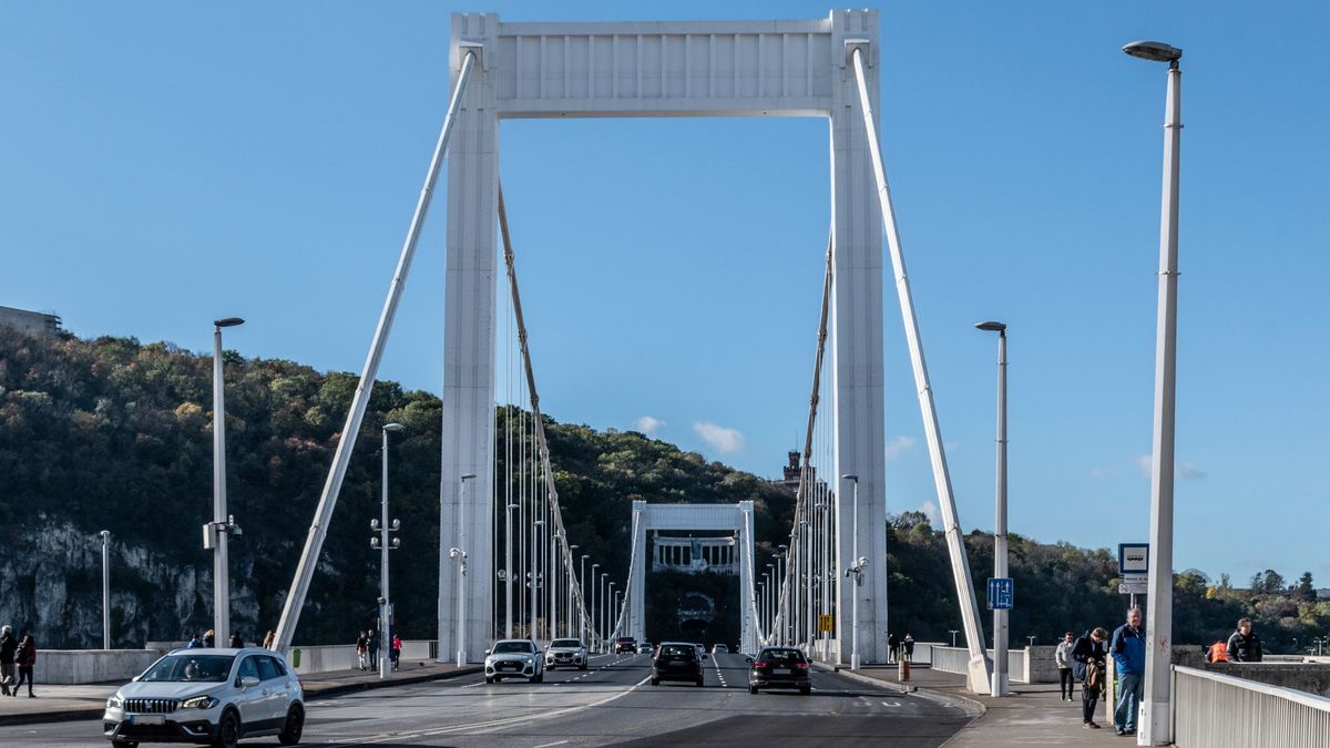 Lemossák az Erzsébet hidat, munkagépeket kell kerülgetni a hétvégén