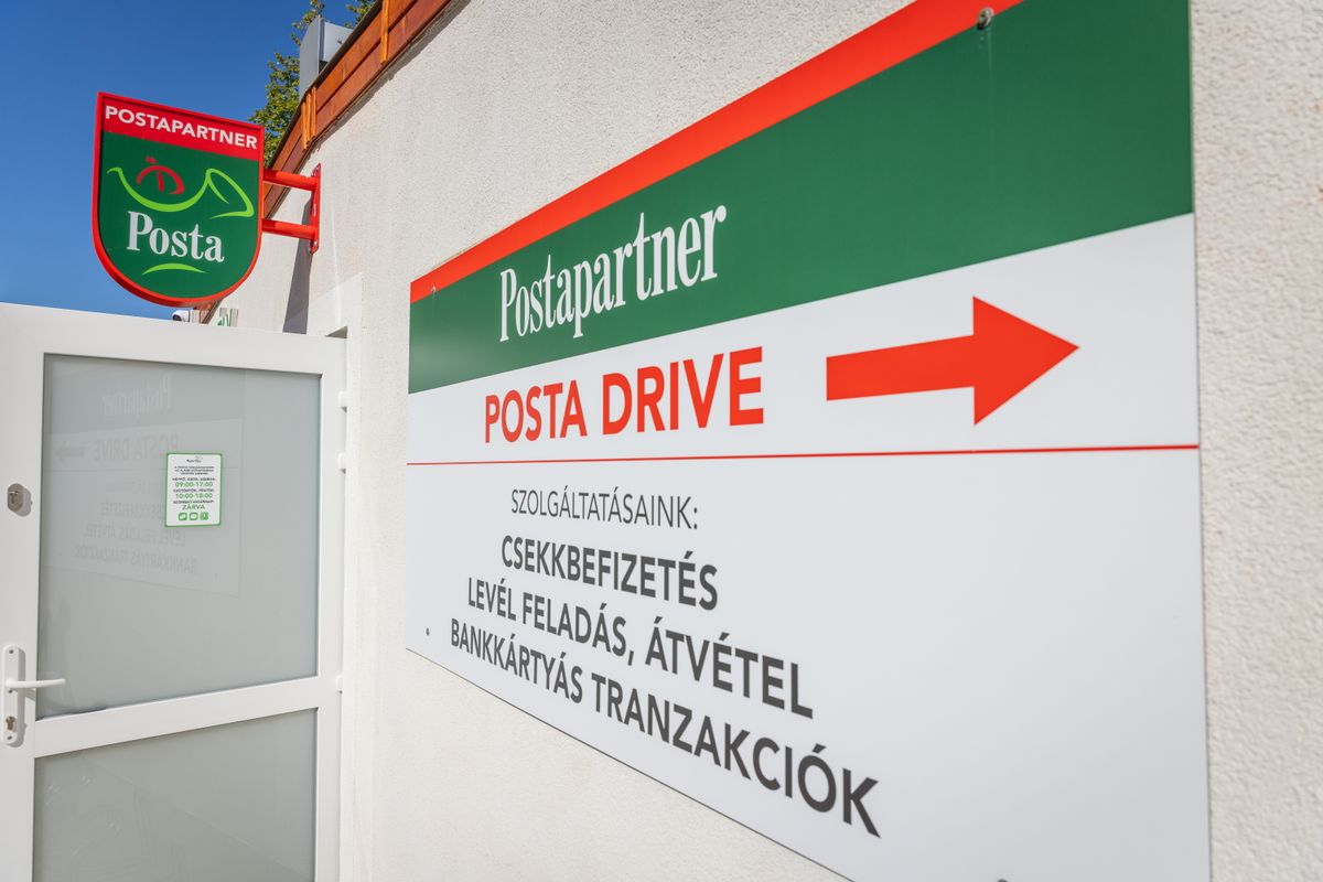 Nyíregyháza, 2025. szeptember 17.
A Magyar Posta első "drive-through" postahivatala Nyíregyházán 2025. szeptember 17-én. A Fokos utcában lévő postahivatal az országban elsőként biztosítja a Posta Drive szolgáltatást, amely lehetővé teszi a készpénz-átutalási megbízások befizetését, levélfeladást, levélátvételt és bankkártyás tranzakciókat anélkül, hogy az ügyfeleknek ki kellene szállniuk autójukból.
MTI/Erdős József