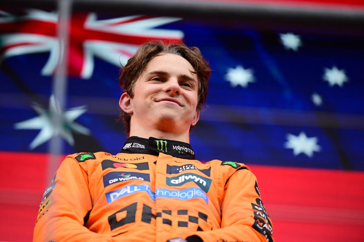 Bár Verstappen sokat hozott rajta, továbbra is Piastrinak áll a zászló