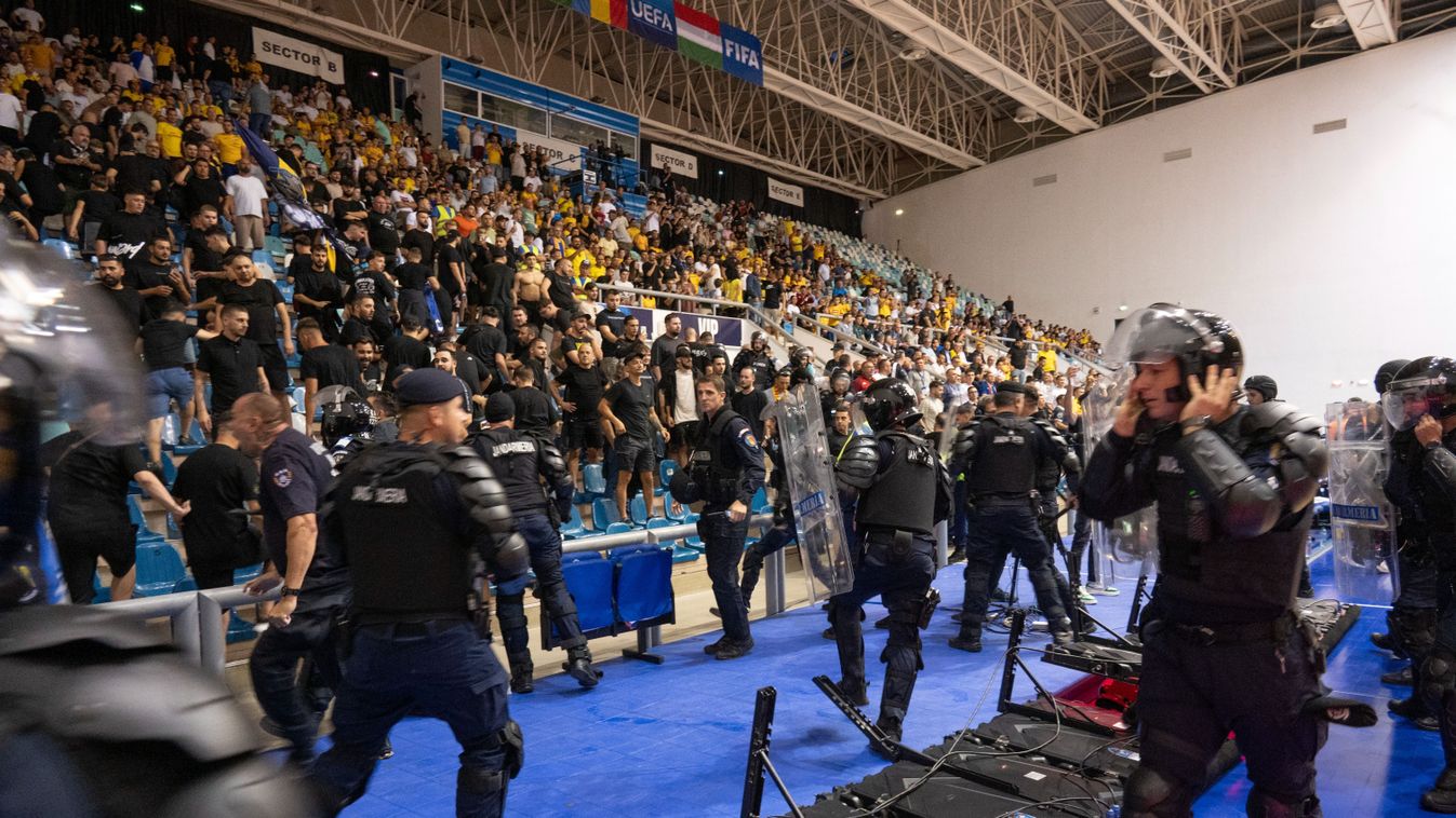 Büki Baltazár
Craiova, 2025. szeptember 24.
Rendőrök fékezik meg a román szurkolókat a férfi futsal Európa-bajnoki pótselejtezőben játszott Románia - Magyarország mérkőzésen a Sala Polivalenta din Craiova sportcsarnokban 2025. szeptember 24-én.
MTI/Sziget